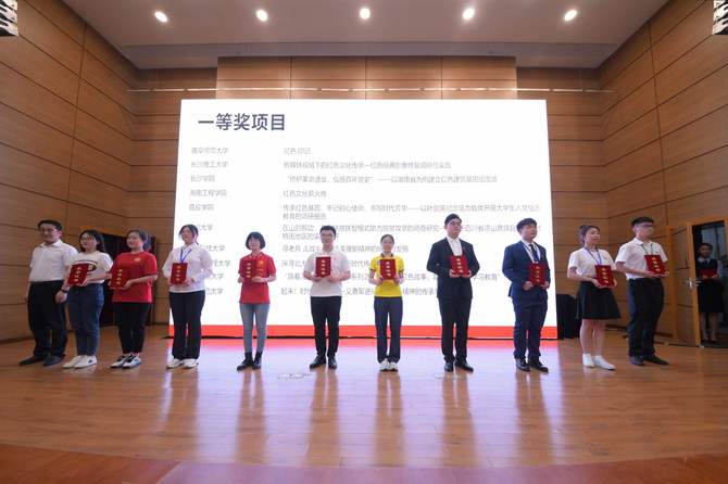 best365官方网站登录入口项目组李诗华同学（右四）上台领奖